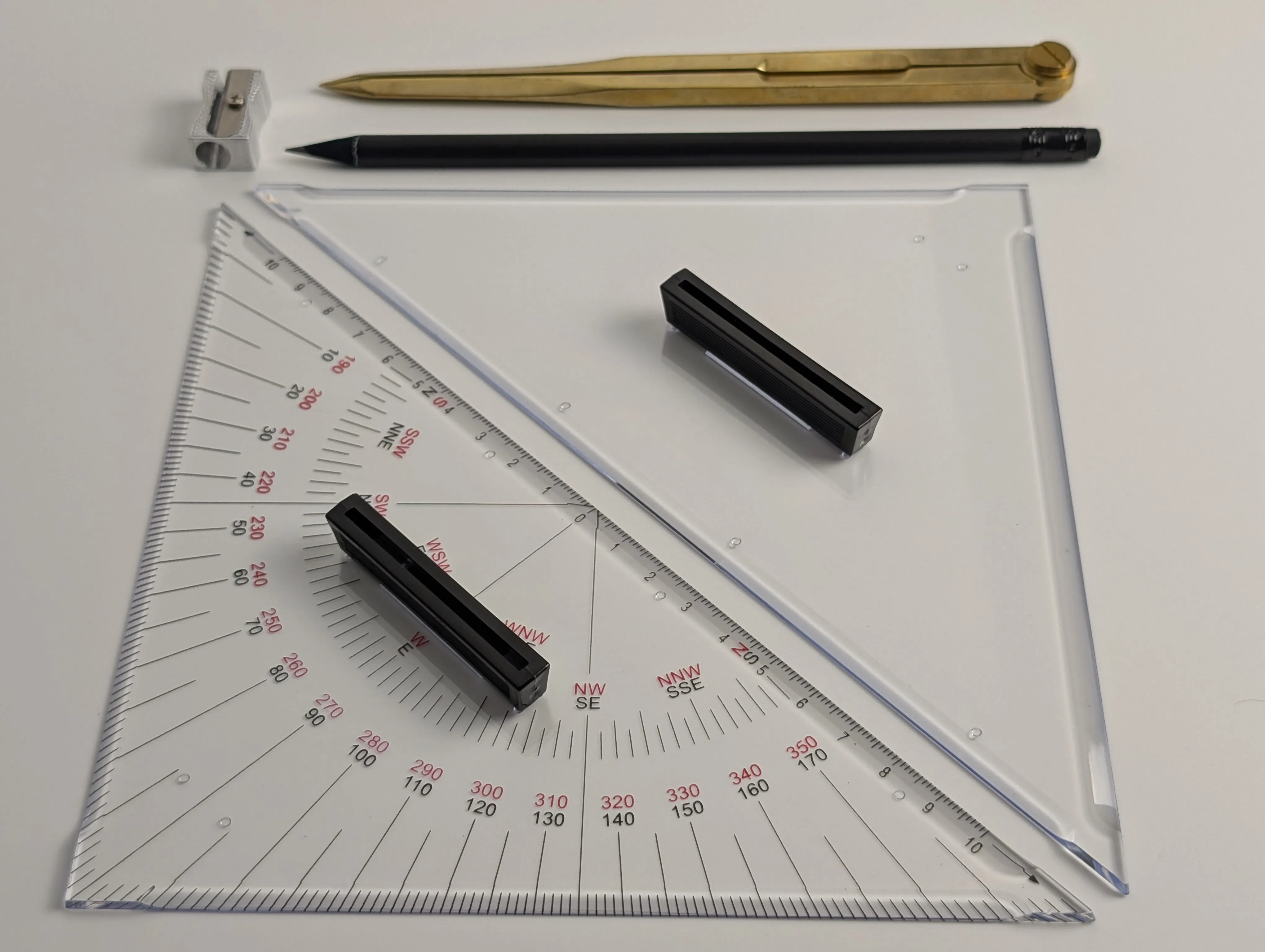 Das komplette Navigationsbesteck. Kursdreieck, Anlegedreieck, Marinezirkel, Bleistift, Radiergummi, Anspitzer für den SBF-See
